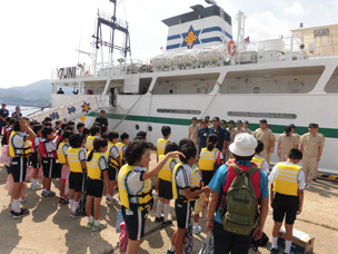 水産高校の実習船見学の写真