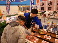 生徒がマグロを説明している様子の写真