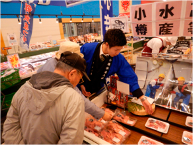 生徒がマグロを説明している様子の写真