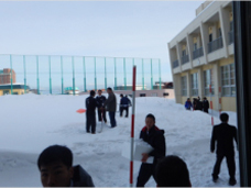 自校の校庭での雪の詰め込みの写真