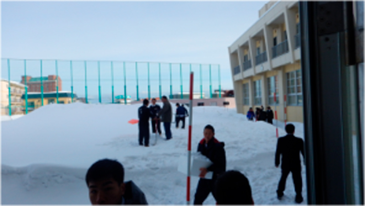 自校の校庭での雪の詰め込みの写真