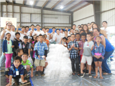 雪山を中心に集合（オアフ島の小学校）の写真