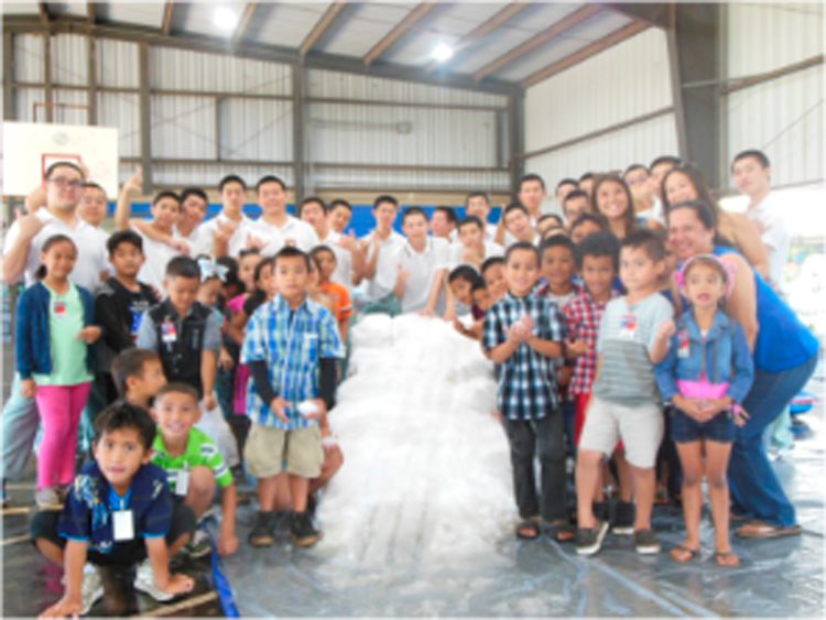 雪山を中心に集合（オアフ島の小学校）の写真