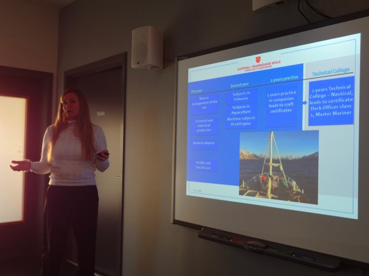アウステヴォル高校校長による学校・ノルウェーの水産業の説明の写真