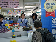 「Premiumさば水煮缶詰」販売の様子の写真