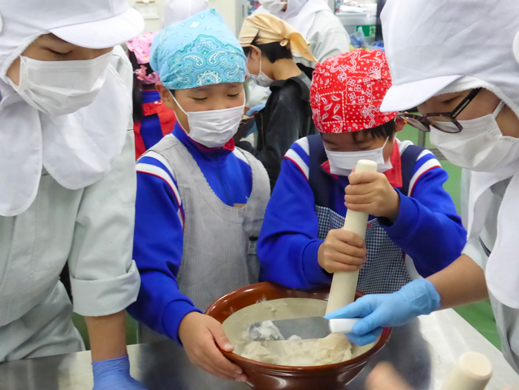 練りもの作りの様子の写真