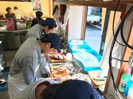 うすき海鮮朝市での活動の様子の写真