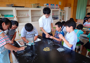 大山小学校における標本づくり出前授業の写真