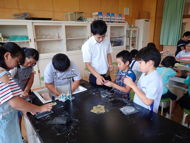 大山小学校における標本づくり出前授業の写真