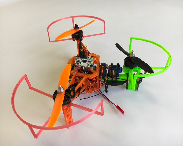 生徒が大会用に開発したマルチコプターの写真