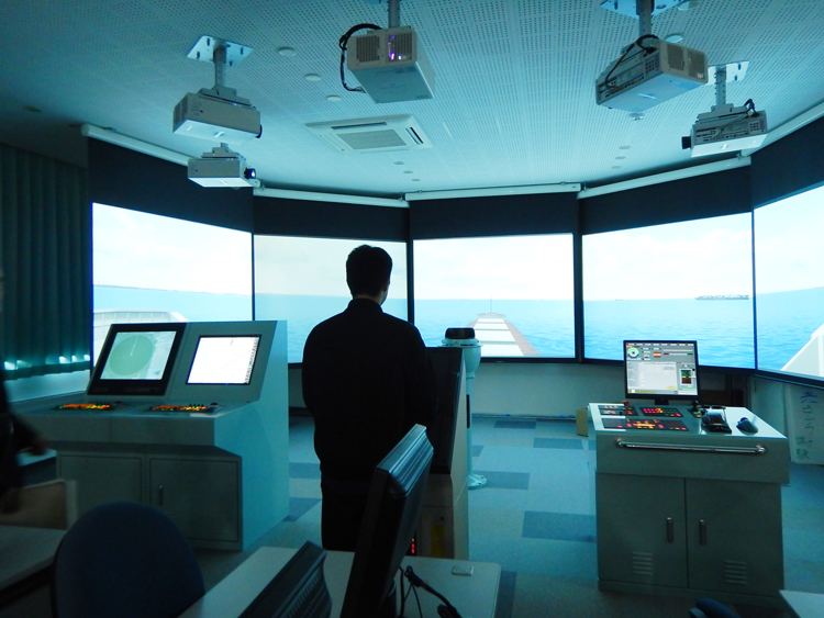 シミュレーターを用いた航海練習（情報海洋科）の写真