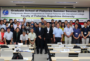 鹿児島大学での講義に参加した各国の学生と教員の写真