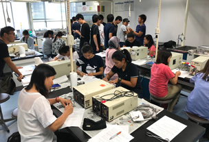 各国の学生による実験の様子の写真