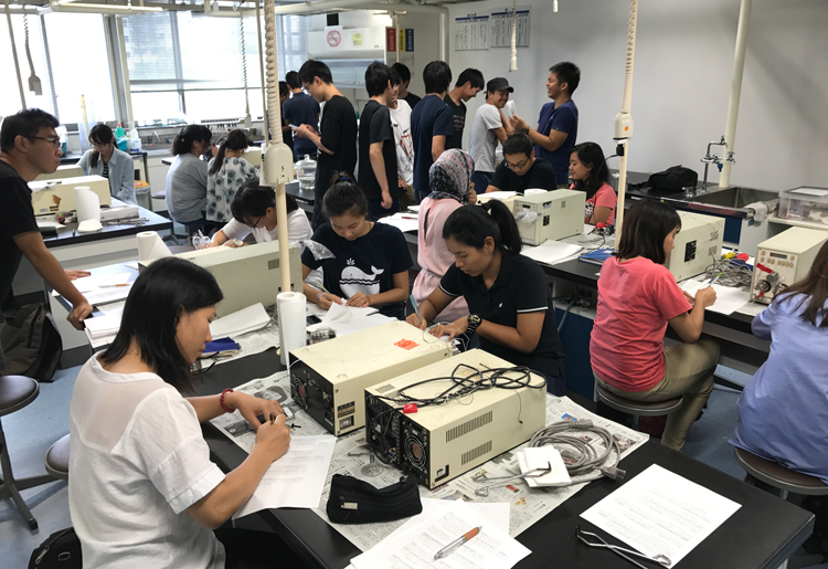 各国の学生による実験の様子