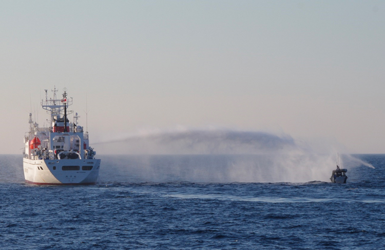 北朝鮮漁船に放水措置を行う漁業取締船
