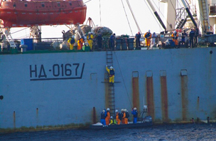 ロシア大型冷凍トロール漁船に対して立入検査に入る漁業監督官の写真