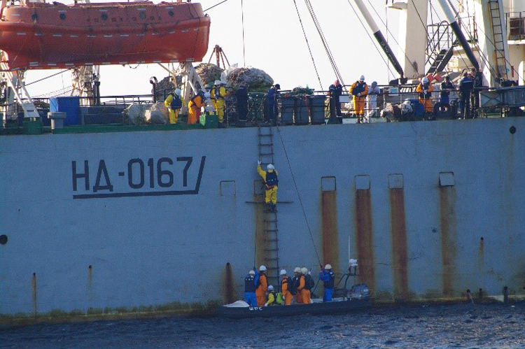 ロシア大型冷凍トロール漁船に対して立入検査に入る漁業監督官