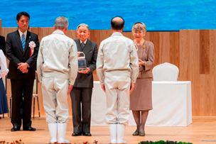 稚魚等をお渡しになる上皇上皇后両陛下の写真