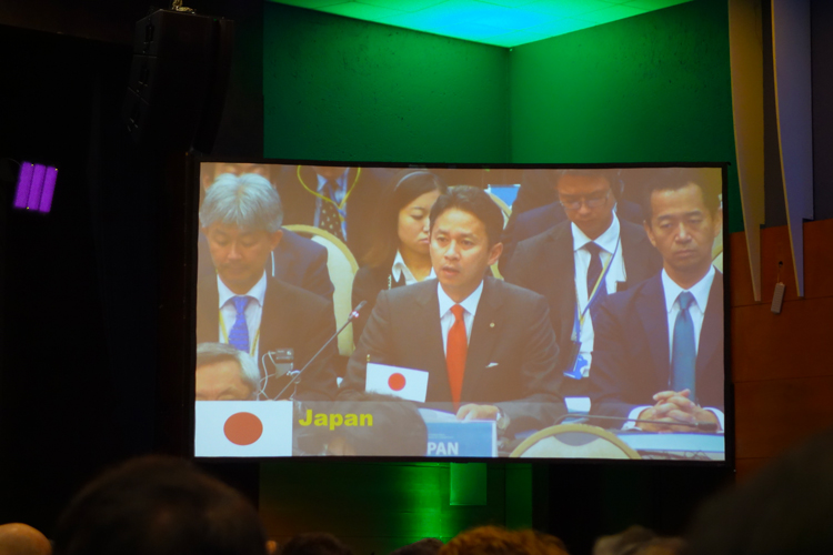 IWC第67回総会で我が国の立場を説明する谷合農林水産副大臣（当時）