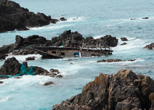 監視活動により発見された漂着船（小泊地区）の写真