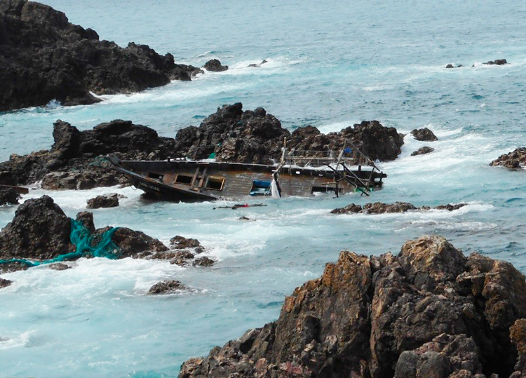 監視活動により発見された漂着船（小泊地区）