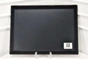 廃漁網から製造した食事用トレー（漁業系プラスチック廃棄物を再生利用した製品として初めてエコマーク認定＊を取得）