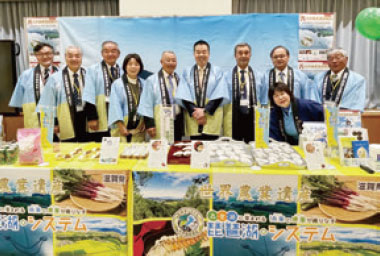 世界農業遺産認定式典でPRを行う三日月（みかづき）滋賀県知事（中央）