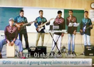 いか釣り漁業の技能実習生たちが結成したバンドの演奏風景