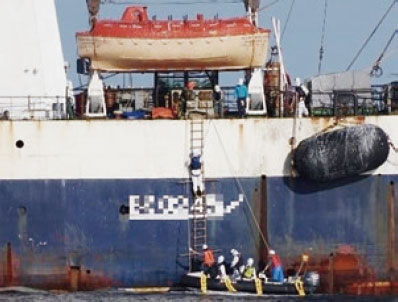 立入検査のため外国漁船に移乗する漁業監督官