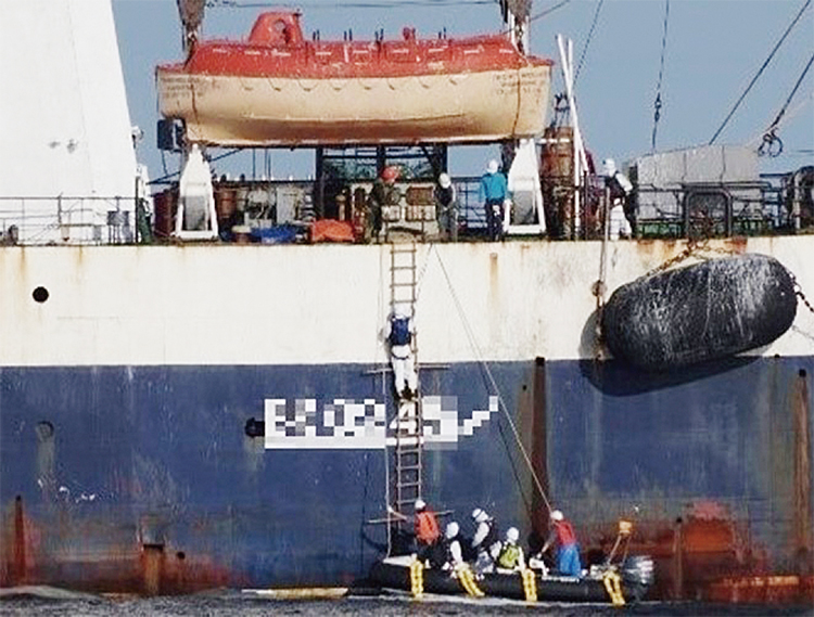 立入検査のため外国漁船に移乗する漁業監督官