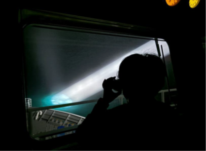 探照灯を用いたサンマ目視調査の様子