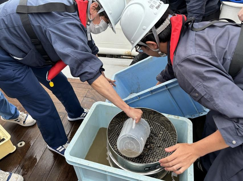 冷水性サンゴ類生息地の地質採集
