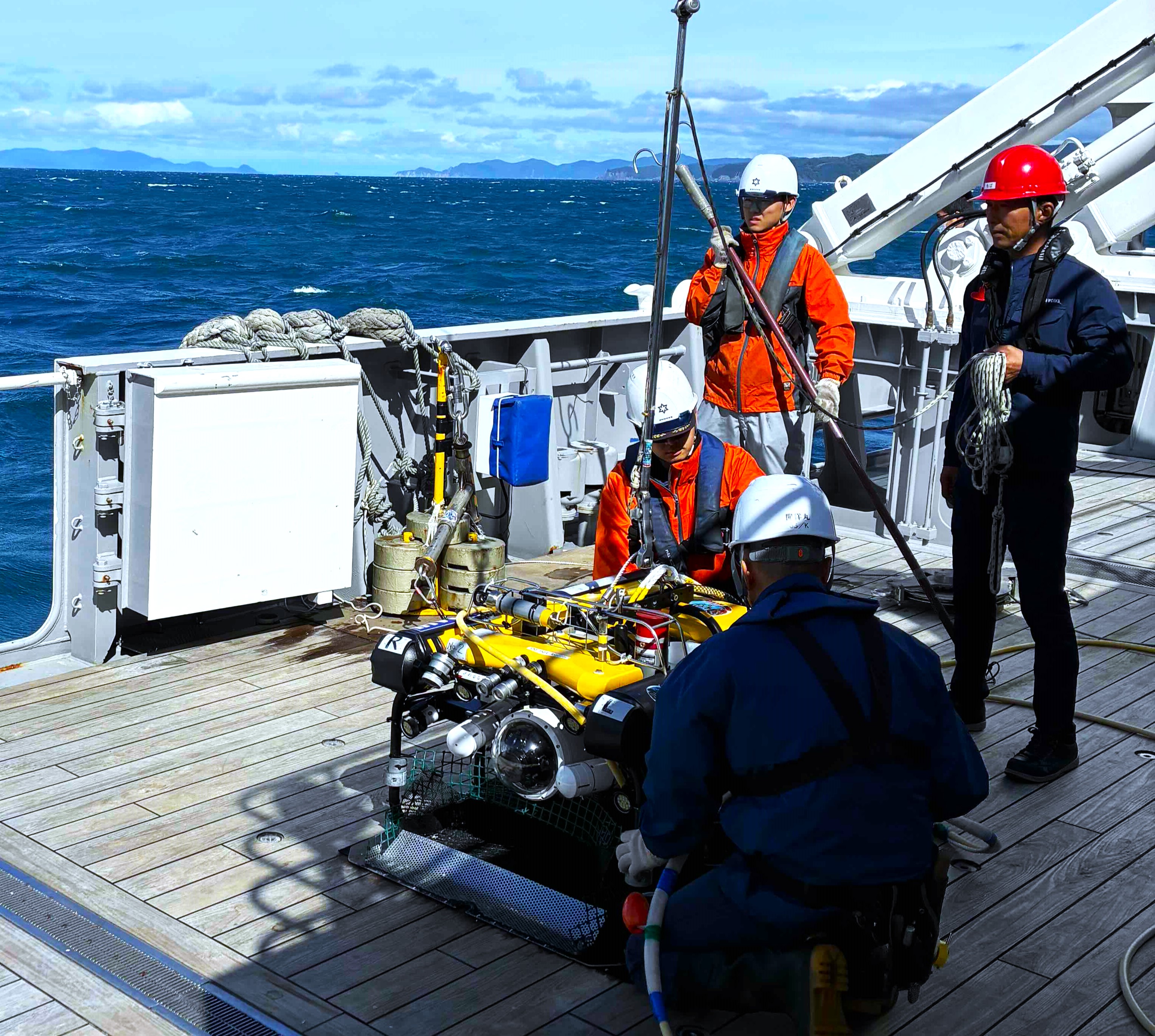 水中探査ロボット（ROV）の投入準備