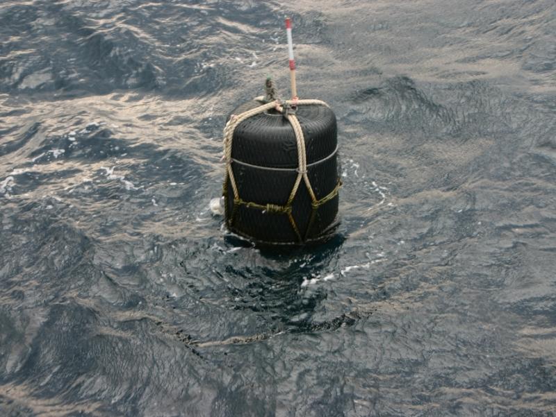 海上に浮かぶ黒い円柱状の浮き