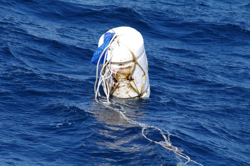 海上に浮かぶ白い円柱状の浮き