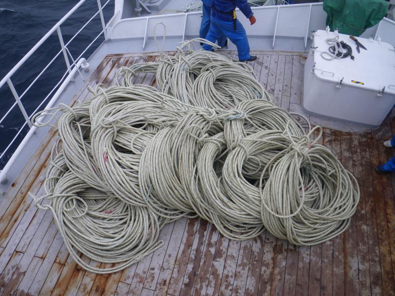 甲板上に置かれた多数の巻かれたロープ