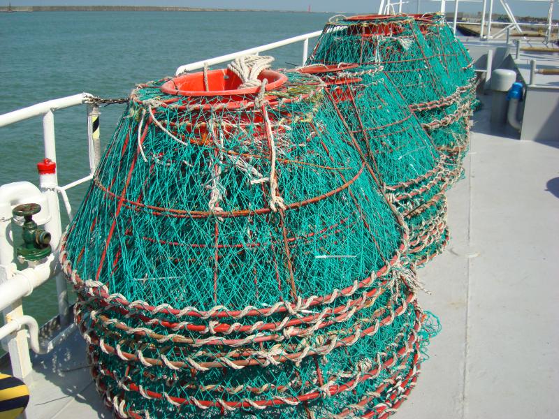 甲板上に重ねて置かれた多数のかにかご