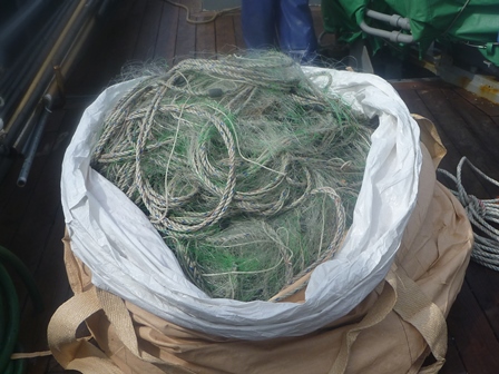 フレコンバッグに入れられた網