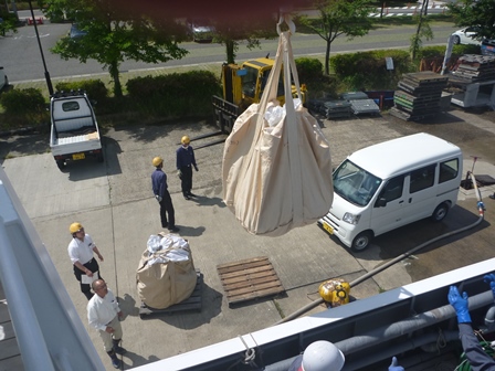 漁業取締船から岸壁へクレーンで漁具を陸揚げする様子